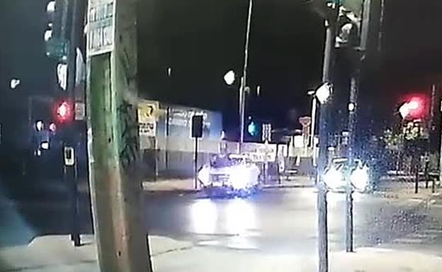 Atropella un delincuente que intentaban robarle en plena calle